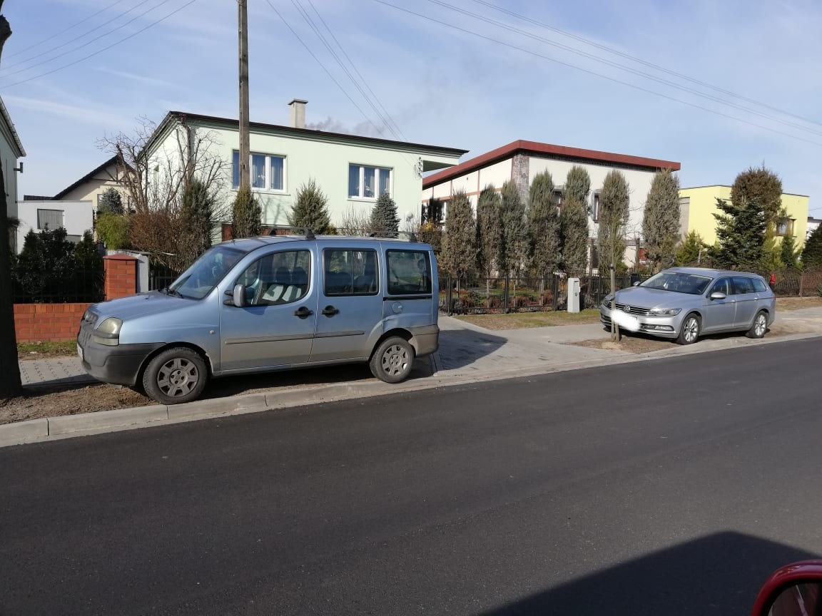Auta parkujące na zieleńcu przy ul. Koljowej