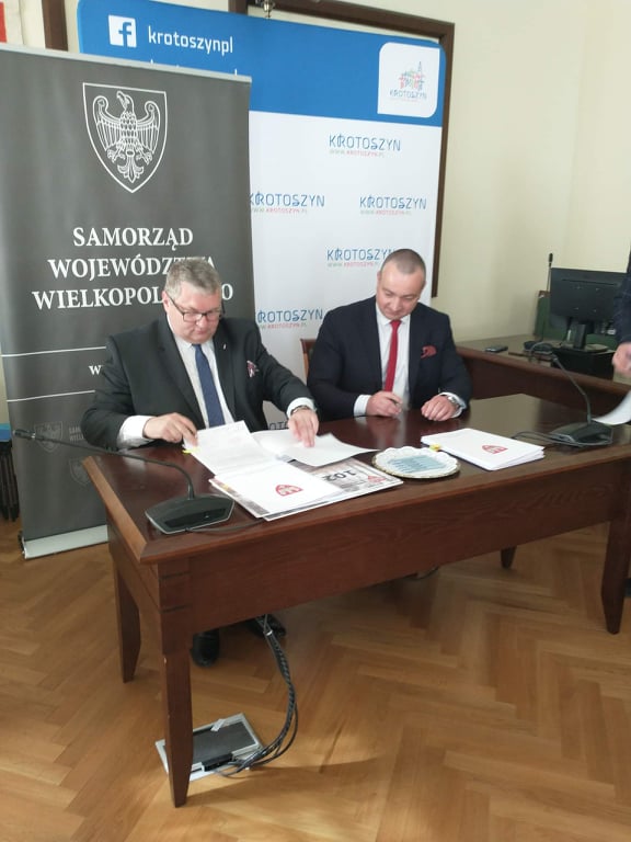 Burmistrz Tomasz Lesiński i marszałek Krzysztof Grabowski podpisują umowę