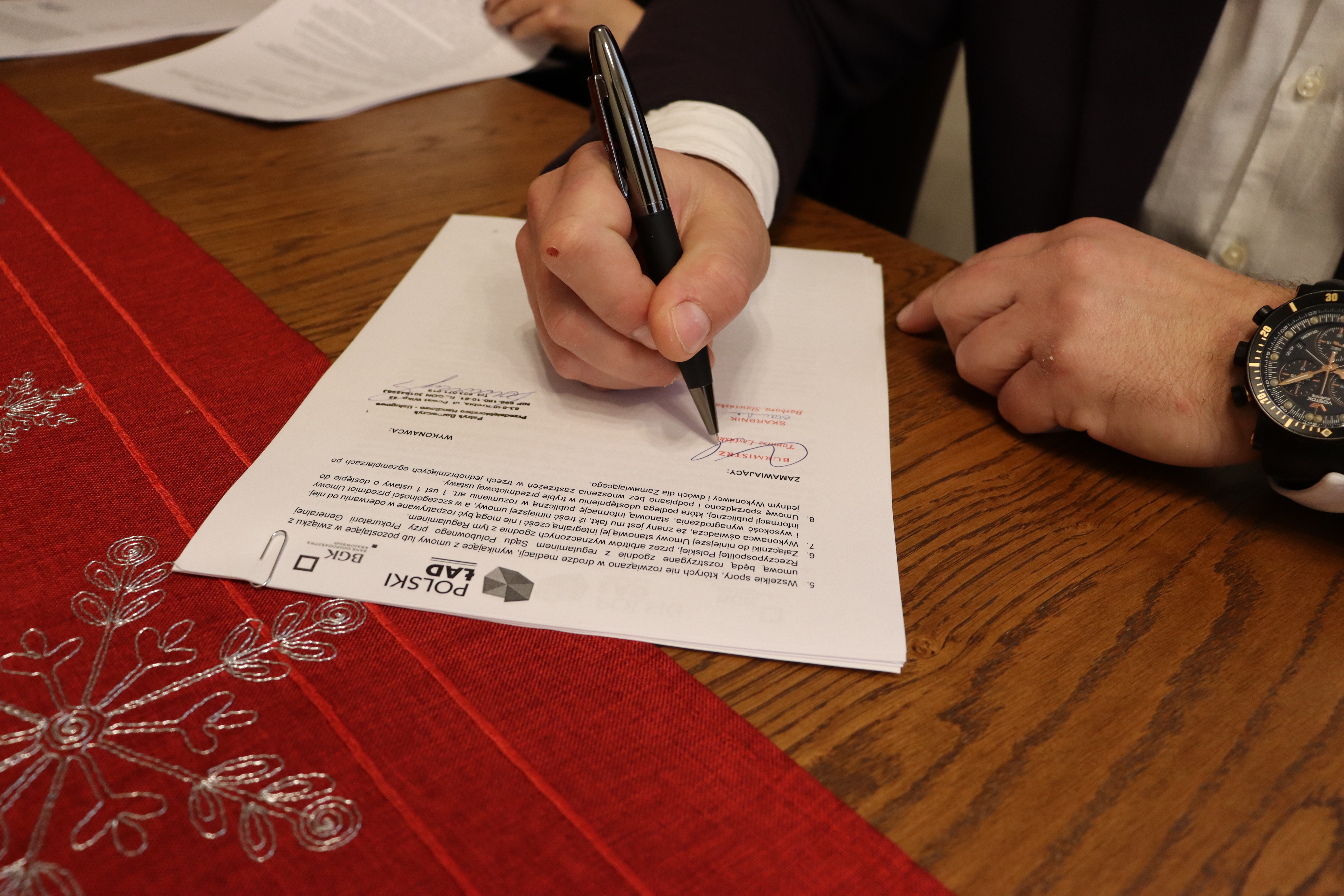 Podpisanie umowy - widok na długopis
