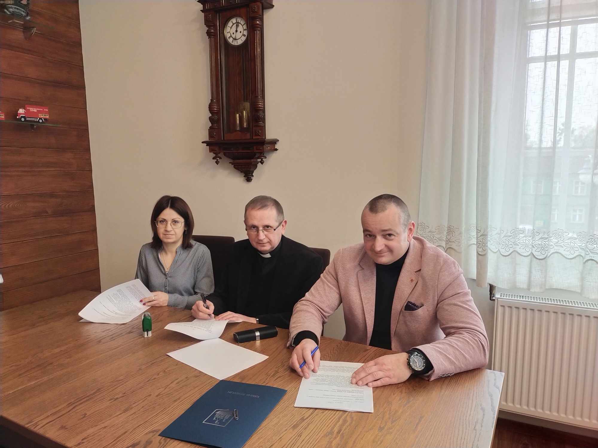 Podpisanie umowy dotacyjnej z ks. Januszem Gierą