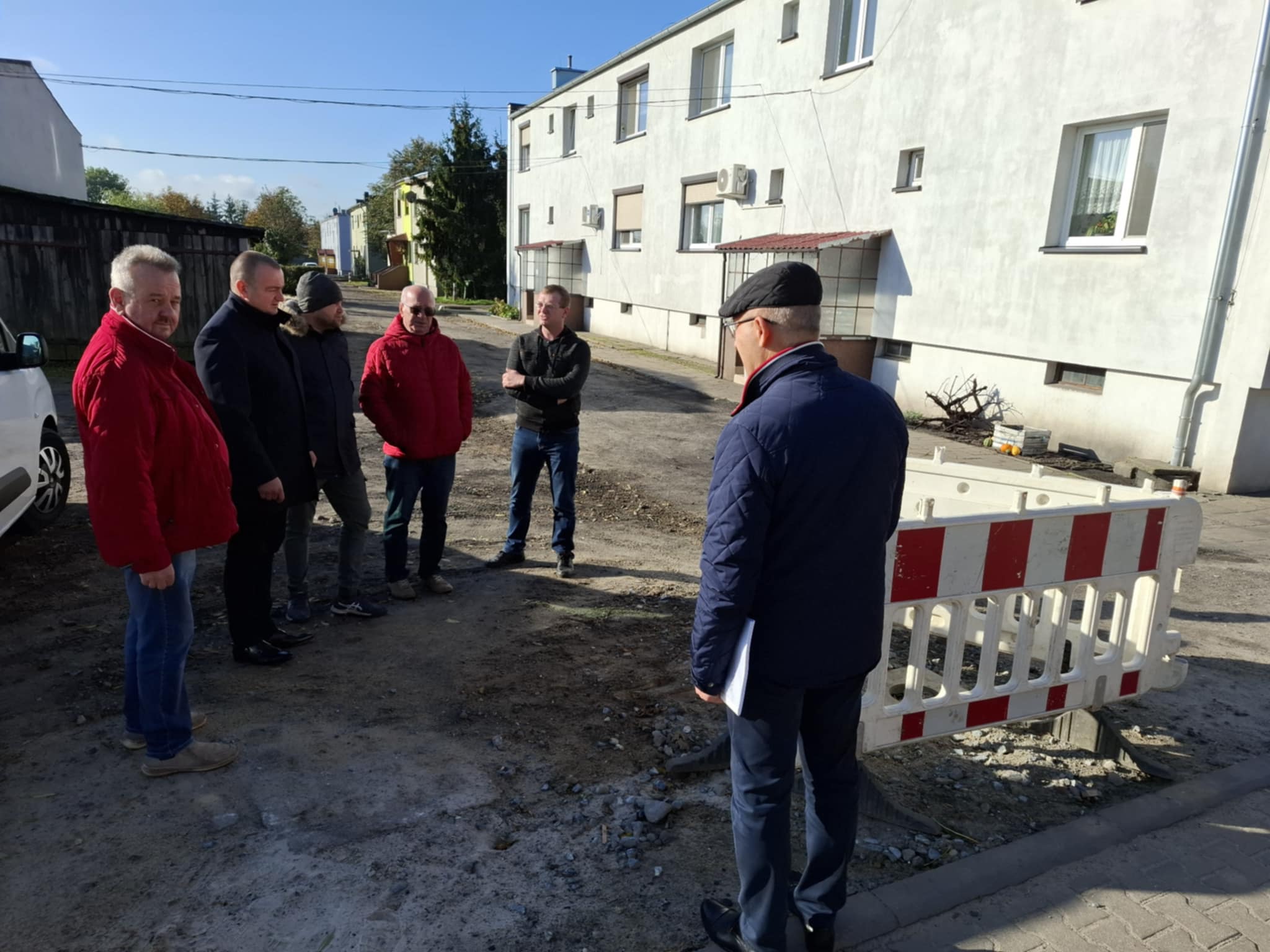 Widok miejsca i os&oacute;b odbierających inwestycję