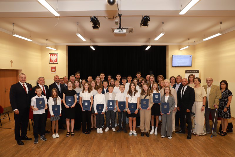 uczestnicy wręczenia stypendium Burmistrza